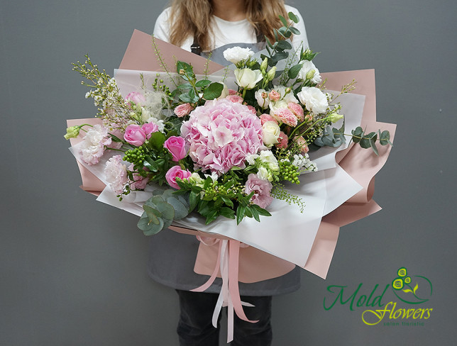 Букет с розовой гортензией, розами и эустомой Фото